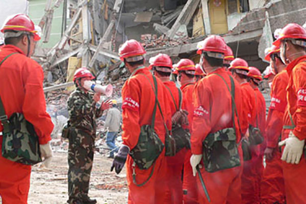 组织救援队驰援汶川地震灾区